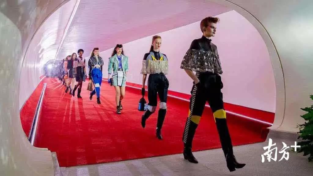 會員動態 |源自柔宇，LV推出全球首款柔性屏包